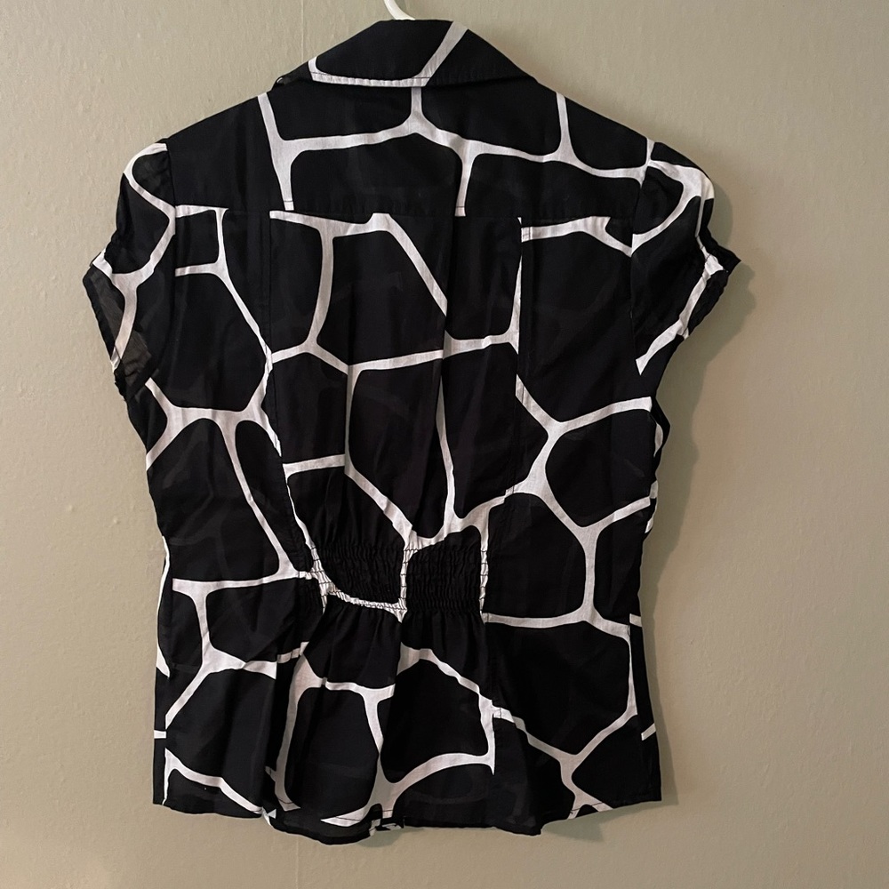 Michael Michael Kors Black and White Print Button Down Top Size 4P - Picture 2 of 11